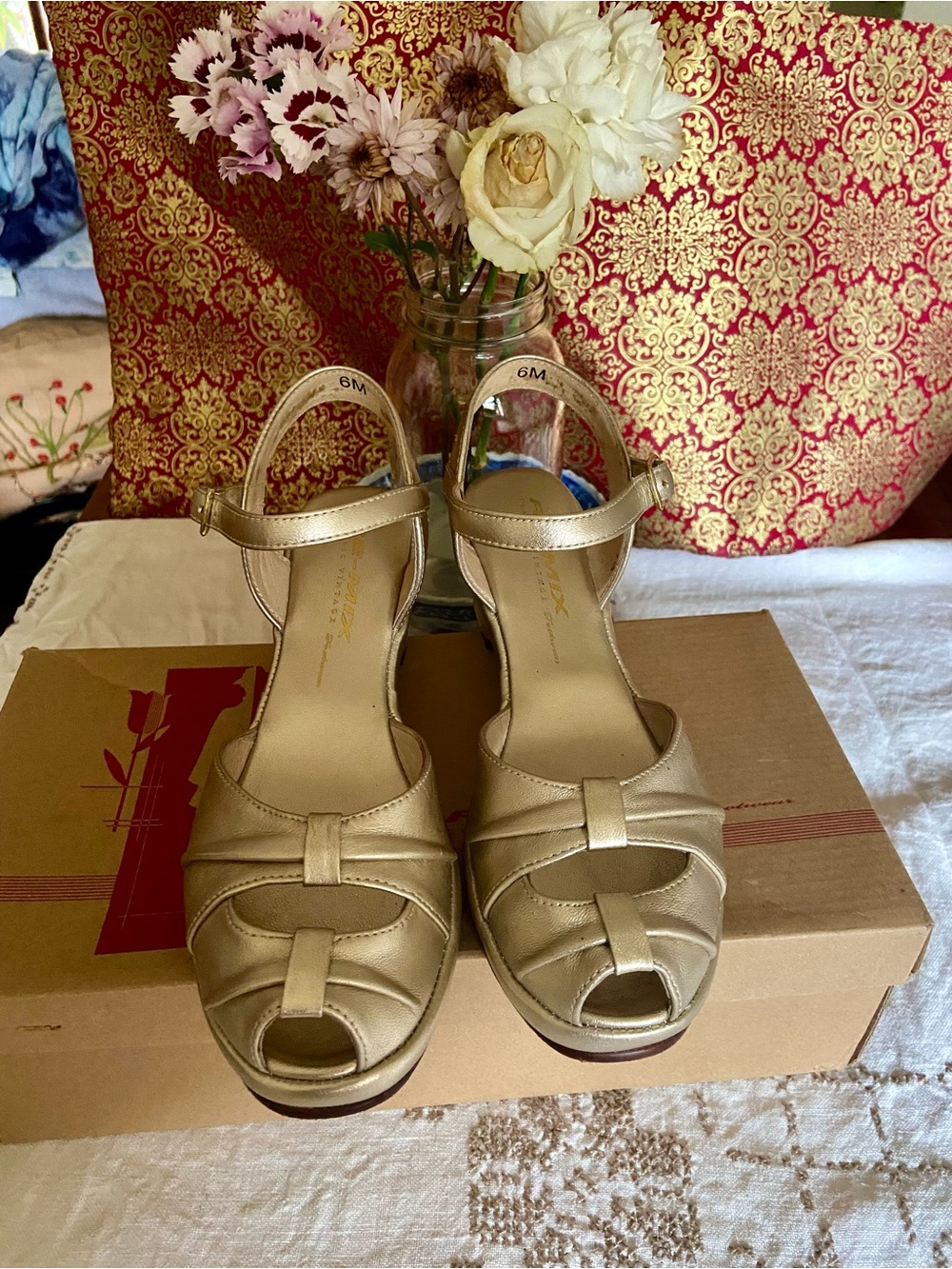 RE-MIX PLEATED TOE GOLD LEATHER RETRO VINTAGE WEDGES. 6M
